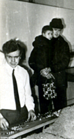 Besucher der Ausstellung im Februar 1971